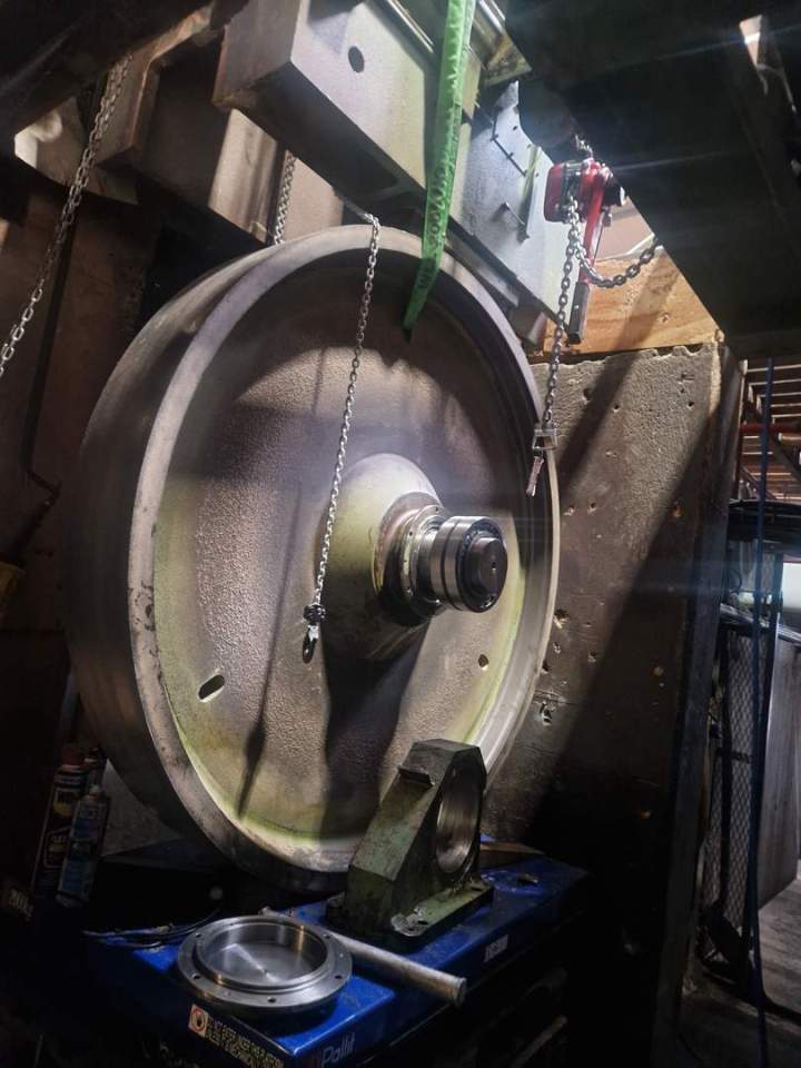 Remplacement professionnel de roulements sur site industriel